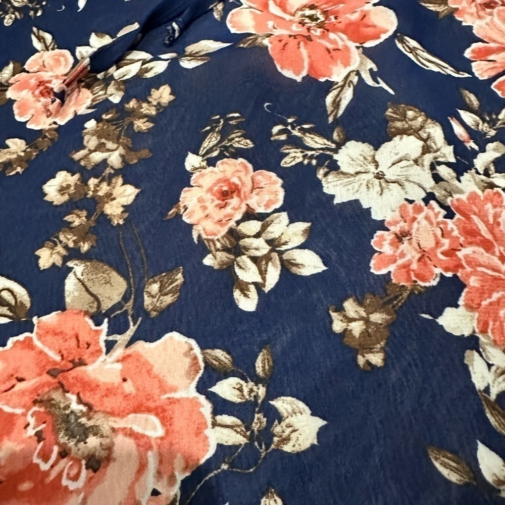 Open shoulder blouse. - Picture 3 of 4